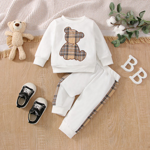 Conjunto de sudadera y pantalón de chándal para bebé, con aplique de oso a cuadros, raya lateral y ribetes, venta al por mayor - Product Image 1