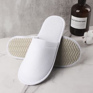 Vente en gros personnalisé sur mesure <span class=keywords><strong>pas</strong></span> <span class=keywords><strong>cher</strong></span> pour fête de mariage Spa demoiselle d'honneur mariée pantoufles d'hôtel jetables - Product Image 2