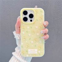 Combinaison de fleurs fraîches et de feuilles vertes ; Convient comme coque de téléphone pour l'Apple 16 Pro Max.