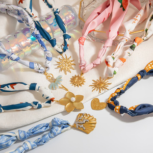 Collar con colgante de acero inoxidable para mujer, cadena con forma de corazón y flor, joyería de moda, origen Yiwu XL31884 - Product Image 1