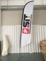 Drapeaux publicitaires personnalisés avec logo et texte, double ou simple face, pour entreprises, enseignes promotionnelles, bannières.