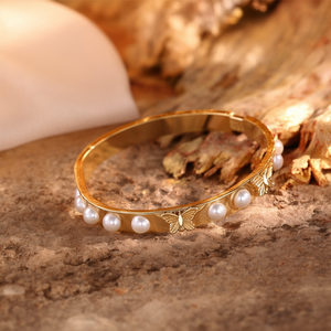 SmileJoyas Brazalete de Perlas Redondas Blancas, Acero Inoxidable 316L, Chapado en Oro PVD, Diseño de Mariposa, Joyería Clásica para Mujer - Product Image 3