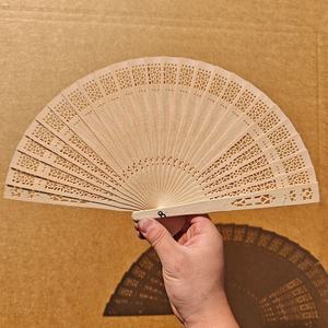 <span class=keywords><strong>Abanico</strong></span> <span class=keywords><strong>de</strong></span> mano <span class=keywords><strong>de</strong></span> madera plegable Gramineae <span class=keywords><strong>de</strong></span> 20cm con logotipo personalizado para bodas, promociones y fiestas, regalo <span class=keywords><strong>de</strong></span> boda fragante para Decoración - Product Image 3