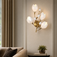 Applique murale élégante en céramique de luxe avec tige en cuivre et lumière incandescente pour une utilisation décorative intérieure moderne dans les salons et les chambres