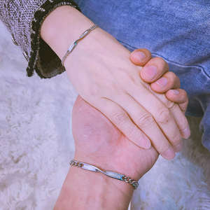 Bracelet tendance en acier inoxydable Mobius pour couple, gravure personnalisée, chaîne à maillons, symbole personnalisable pour cadeau d'anniversaire - Product Image 1