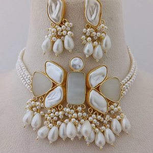 Conjunto de Collar Gargantilla Kundan con Perlas Indias y Minakari en la Parte Posterior para Mujeres y Niñas, Ideal para Fiestas - Product Image 1