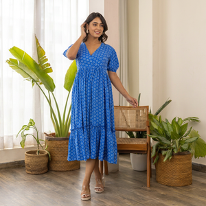 Robe midi décontractée d'été pour femme, coupe ample, respirante, à imprimé floral bleu, col en V, manches courtes, coupe trapèze, ourlet étagé - Product Image 1