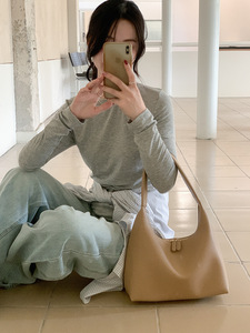 กระเป๋าสะพายไหล่สไตล์เกาหลี ดีไซน์เฉพาะกลุ่ม ระดับไฮเอนด์ ความจุขนาดใหญ่ หนัง PU นุ่ม เรียบง่าย อเนกประสงค์ กระเป๋าลำลองสำหรับผู้หญิง - Product Image 5