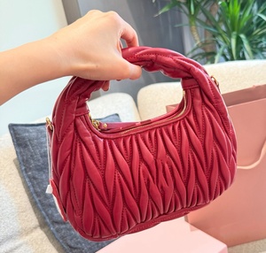 Sacs Hobo en Cuir Véritable pour Femmes avec Bandoulière, Fermeture Éclair, Étiquette Métallique, Effet Froissé et Couleurs Macaron - Product Image 1