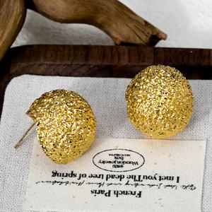 Pendientes de Diseño Exquisito con Textura Plegada, Pendientes de Botón Irregulares de Cobre Martillado, Pendientes de Lujo para Mujer - Product Image 4