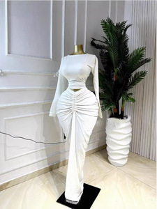 Haut à manches longues avec jupe plissé<span class=keywords><strong>e</strong></span> en rouge rose, effet amincissant. Ensemble de 2 pièces. - Product Image 1