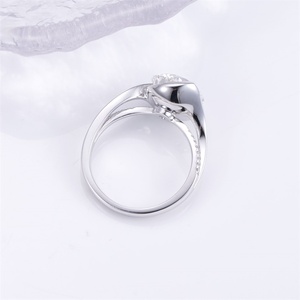 Anillo de diamantes redondos de oro blanco de 18 quilates Messi Jewelry MSR-1438 para mujer - Product Image 3