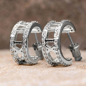 Orecchini a Forma di X per Uomo e Donna, Design Traforato, Accessori per Orecchie da Indossare Quotidianamente - Product Image 1