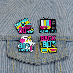Épingles <span class=keywords><strong>en</strong></span> émail de style rétro des années 90 laissez-nous revenir broches de fête nostalgiques insigne de revers bijoux cadeaux pour les amis - Product Image 1