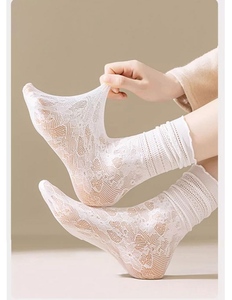 <span class=keywords><strong>Calcetines</strong></span> de encaje transparentes para mujer, <span class=keywords><strong>calcetines</strong></span> de malla de seda cristalina, transpirables, con suela de algodón, bajo MOQ, proveedor de prendas para las piernas de marca privada - Product Image 4