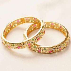 Brazalete Abierto Tradicional Hecho a Mano de Resina Ecológica en Tono Dorado - Product Image 1