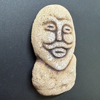 Aimant de réfrigérateur rond en argile fait main Sun Chaser, motif art rocheux, Talisman de la Voie de la Soie Ancienne pour la Manifestation et l'Énergie Positive.