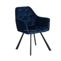 Chaise de salle à manger en velours tufté bleu profond avec accoudoirs élégants et pieds en métal
