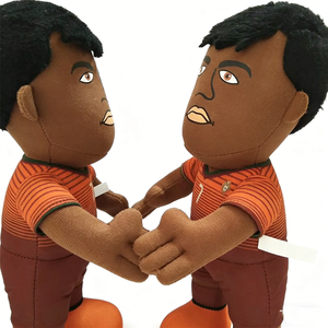 Peluche personnalisée du joueur de football portugais numéro 7, deux peluches identiques de footballeur en taille réelle, peau foncée, cheveux courts - Product Image 5
