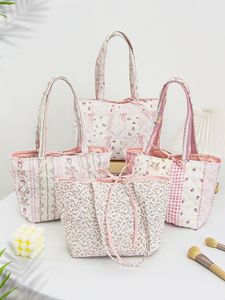 Gran oferta, bolsa de viaje de algodón acolchado Rosa Floral ligera, bolsa de regalo de compras portátil personalizada para chica de belleza - Product Image 3