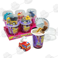 Tasse trempée de biscuit de confiture de chocolat de fraise avec des jouets de voiture