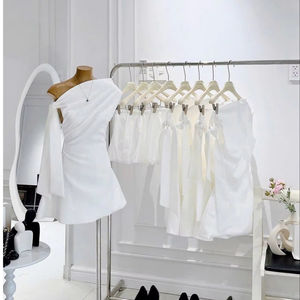 Vestido midi blanco de un solo hombro con lazo, detalle de lazo - Product Image 1