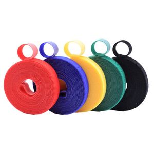 Bande de gestion de câbles réutilisable auto-adhésive en polyester et nylon durable avec fixation auto-agrippante double face - Product Image 1