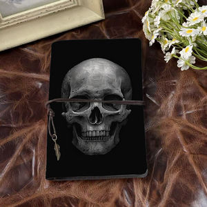 Carnet A6 pour étudiants en soins infirmiers, suivi de la terminologie médicale et des <span class=keywords><strong>notes</strong></span> de rotation clinique avec crâne humain sur dos noir - Product Image 2