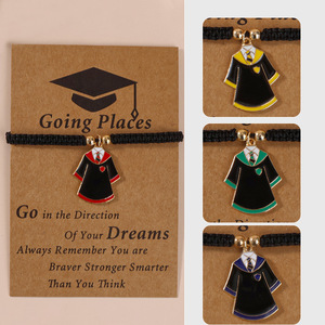 Nouveaux cadeaux de remise de diplôme : Robe de baccalauréat, toque de doctorat, bracelets style preppy, bracelets tressés pour étudiants avec carte d'inspiration - Product Image 1