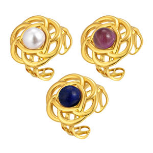 แหวนทอง18K สไตล์วินเทจสำหรับผู้หญิงพร้อมห่วงสแตนเลสดอกไม้ประดับมุกเทียมเครื่องประดับวินเทจทันสมัย - Product Image 4