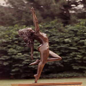 Sculpture <span class=keywords><strong>de</strong></span> femme nue en bronze poli avec impression en relief dansant dans le jardin pour une utilisation en extérieur - Product Image 2