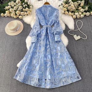 Abito Midi da Donna in Pizzo Ricamato Stile Palazzo Francese con Scollo a V e Maniche a Lanterna con Perle - Product Image 4
