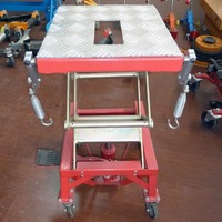 Cric hydraulique pour moto HUTZ 300 Lbs, cric à ciseaux à commande au pied, support de réparation pour moto AL03HB01W