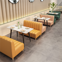 Maßgefertigtes modernes Restaurant-Sitzgruppen-Set mit Steinplatte, goldener Restauranttisch und Stühlen, Restaurantsofa für Café und Coffeeshop