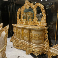 Ensemble de salle à manger classique de luxe doré, table longue en bois de style baroque français avec buffet et chaises en damassé pour hôtel de luxe