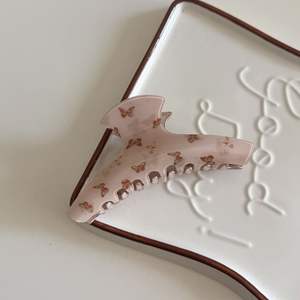 Barrette à cheveux en plastique motif papillon mignon pour femme, pince requin géométrique de haute qualité pour usage quotidien - Product Image 3