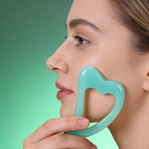 Résine personnalisée Guasha Masajeador Facial Big Flat Heart-shaped <span class=keywords><strong>Green</strong></span> Gua Sha Piedra Guasha Rodillo Facial Guasha Stone for Body - Product Image 2