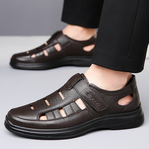 Sandales plates perforées pour hommes, en cuir de vache noir, fermeture Velcro, semelle souple respirante, antidérapante, pour personnes d'âge moyen et âgées - Product Image 4