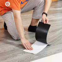 Instock Suelo de vinilo de lujo SPC Azulejos de grano de madera de PVC Nueva llegada Baldosas autoadhesivas Peel Stick Diseño gráfico liso