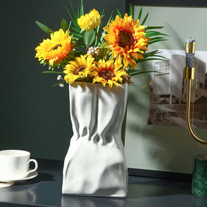 Vase en céramique de porcelaine de luxe moderne nordique, simple, à plis irréguliers, fait main, finition mate, glaçure transparente blanche, écologique - Product Image 3