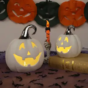 2024 personalizado lindo Halloween cerámica calabaza linterna cubierta con flocado luz fiesta decoración del hogar artesanías artificiales