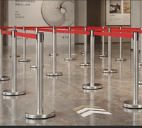 Barrière de contrôle de foule en acier inoxydable avec poteau rétractable et sangle, pour la gestion des files d'attente dans les banques, aéroports, hôtels, et la sécurité des zones isolées