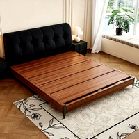 Quadratisches Cloud-Puff-Stoffbett, weiches Polster-Kopfteil, Mid-Century Walnussrahmen Plattform-Doppelbett für das Hauptschlafzimmer