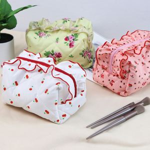 Bolsa de Maquillaje Acolchada de Algodón, Linda Bolsa de Cosméticos con Diseño Floral y Encaje, Bolsa de Aseo de Viaje para Mujeres y Niñas - Product Image 4