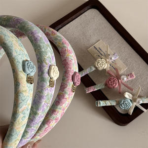 إكسسوار شعر يومي جميل، عصابة رأس بلاستيكية مغطاة بقماش زهري، عصابة رأس أنيقة على شكل زهرة الكاميليا للفتيات، عصابة رأس مبطنة بالإسفنج - Product Image 1