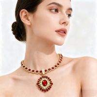 PD3106 Collier ras du cou élégant et de haute qualité, style designer luxe léger, avec cristaux en alliage en forme de goutte d'eau et colorés