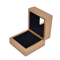 Boîte à bijoux carrée en bois OEM, finition peinture dorée, couvercle à charnière, miroir intégré, doublure en velours, logo personnalisé pour emballage cadeau de bague de mariage