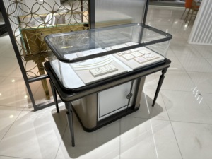 Exhibidor de Joyería de Lujo con Marco de Metal y Vidrio, Diseño Moderno, Precio al por Mayor, Calidad Superior - Product Image 1