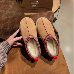 Pantoufles d'intérieur haut de gamme personnalisées en EVA avec semelles en caoutchouc, fourrure et <span class=keywords><strong>laine</strong></span>, style UGG, pour <span class=keywords><strong>femme</strong></span>, idéales pour l'hiver - Product Image 1