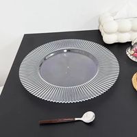 Assiettes de charge en plastique de 13 pouces en acrylique transparent rond pour décoration de table de mariage Assiettes de charge transparentes pour décoration de fête et d'événement